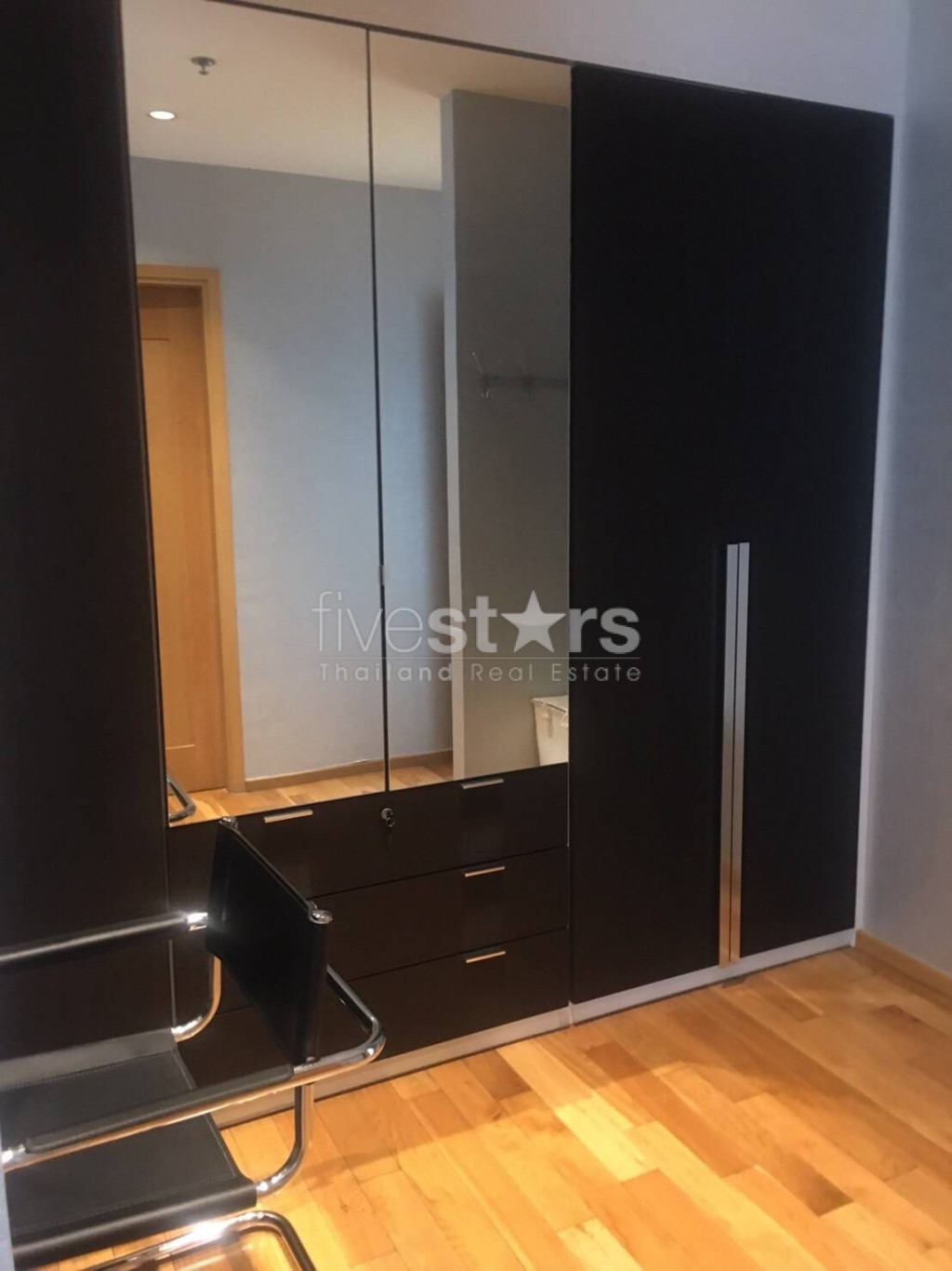 à Bangkok, appartement moderne dans un immeuble neuf quartier Prompong, photo 9