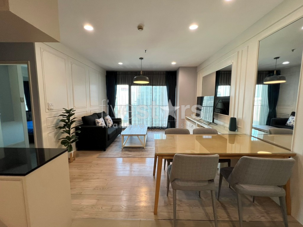 Appartement de 2 chambres récemment rénové à louer près de la station de BTS Thong Lor