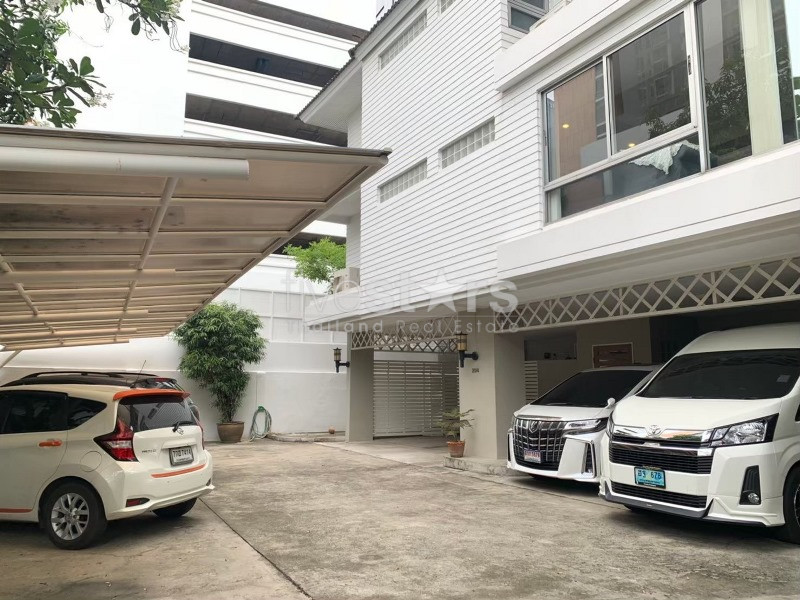 Maison individuelle de 3 chambres à louer sur Phrom Phong