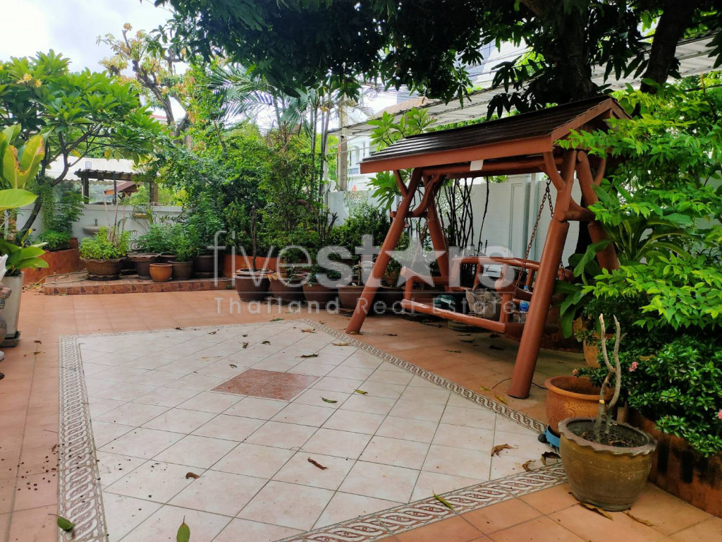 House in compound 4 bedrooms for rent near BTS Thonglor