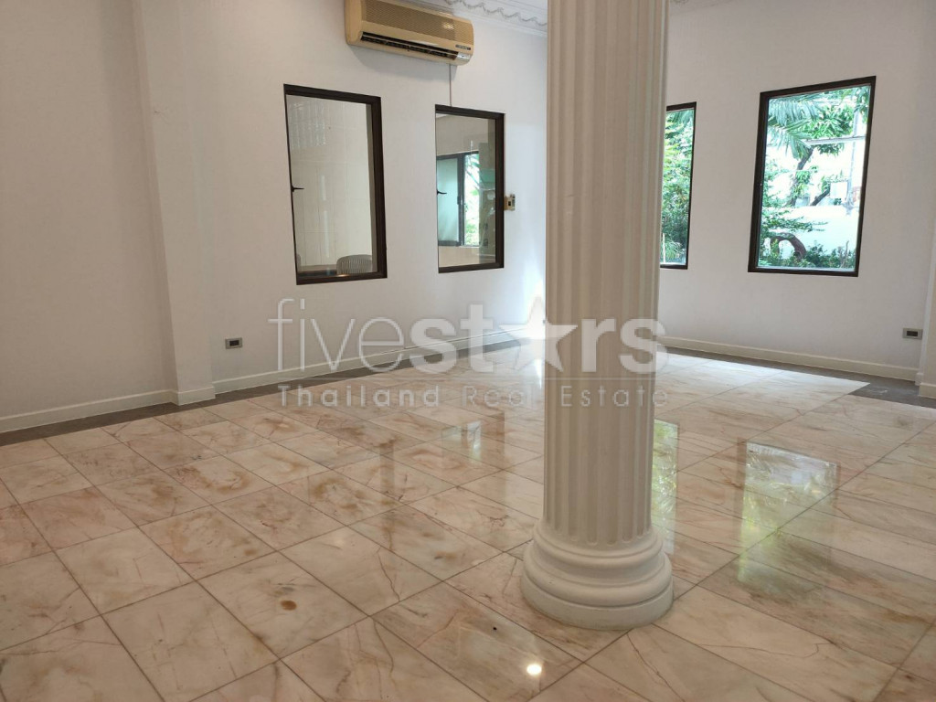 House in compound 4 bedrooms for rent near BTS Thonglor, photo 3