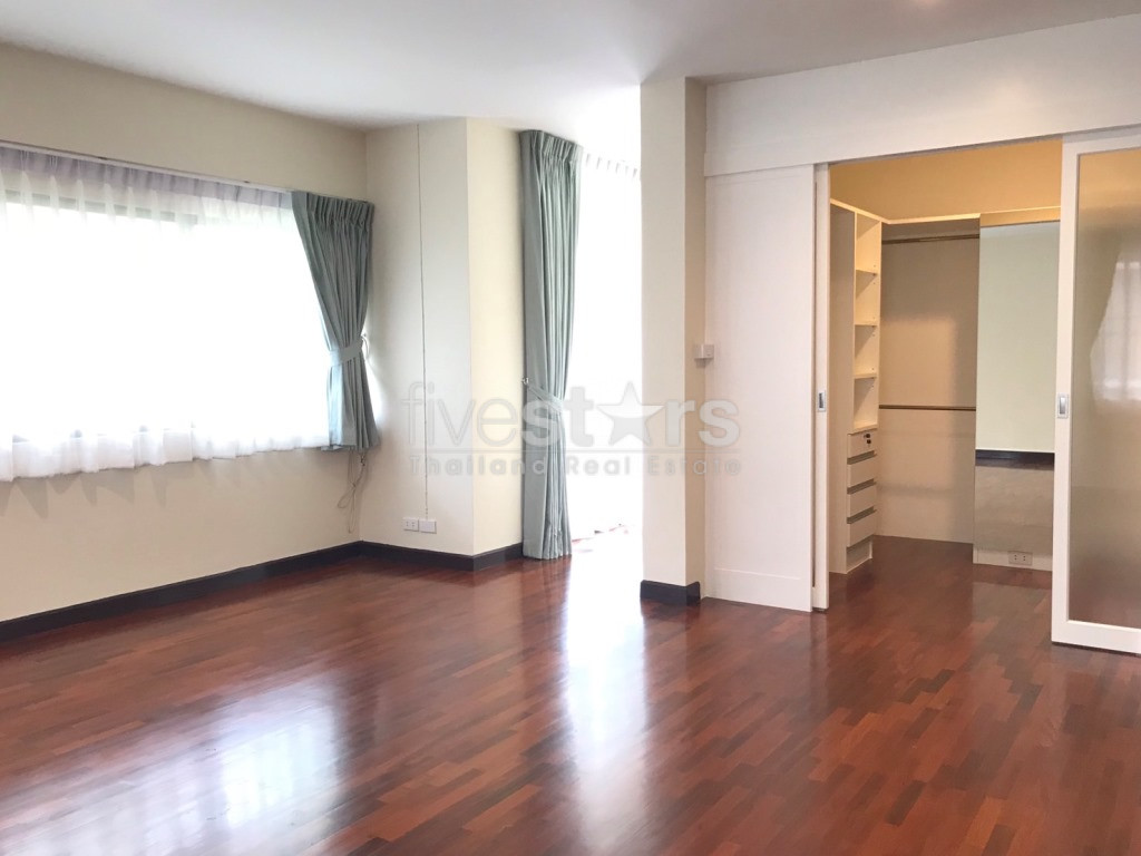 Maison de 5 chambres dans un lotissement avec jardin à louer sur Thonglor, photo 4