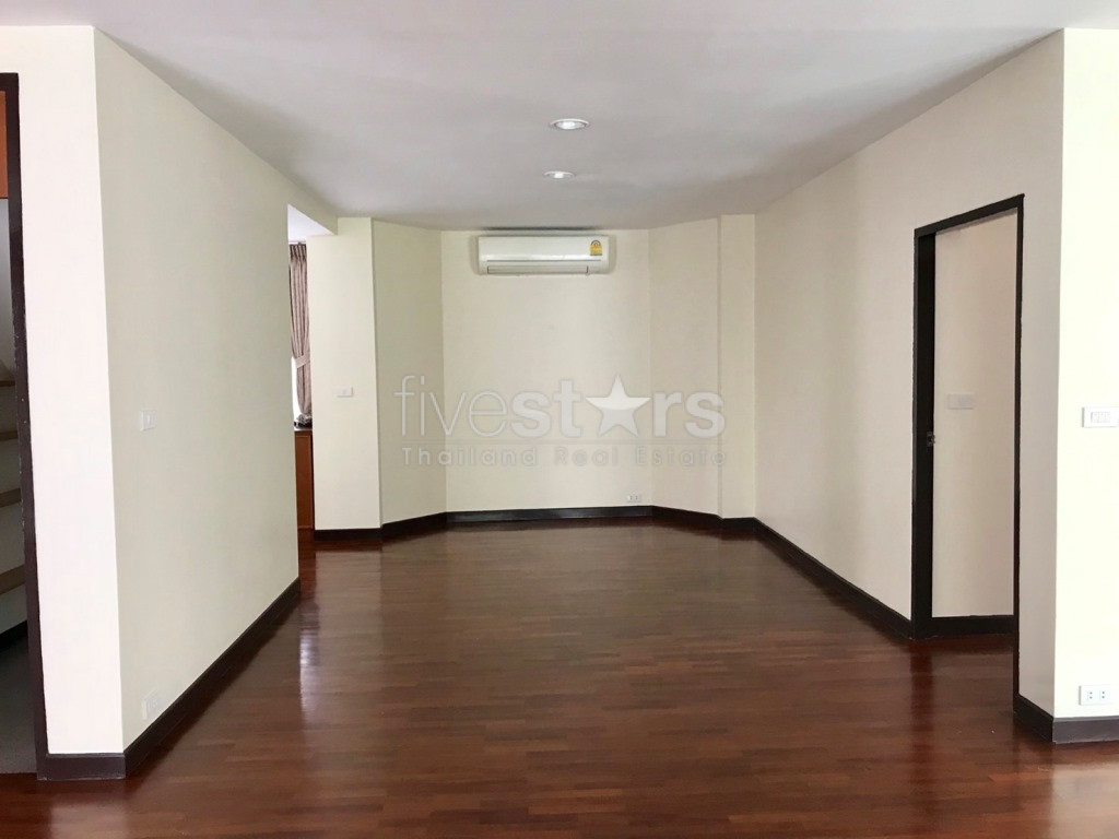 Maison de 5 chambres dans un lotissement avec jardin à louer sur Thonglor, photo 8