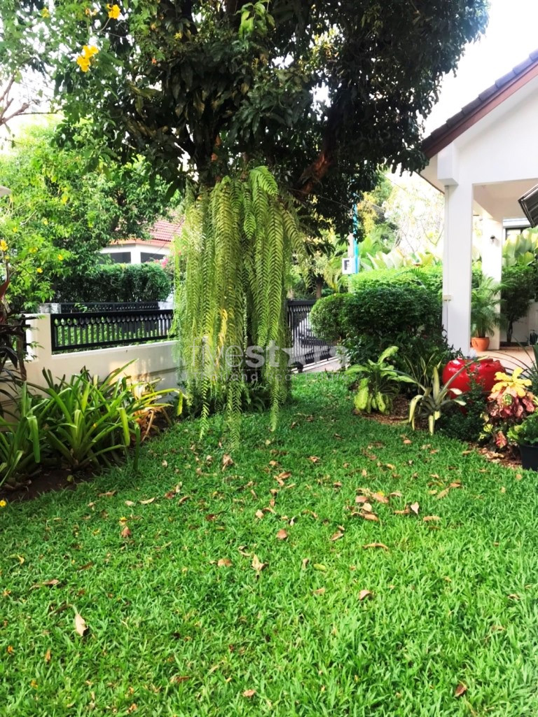 Maison de 5 chambres dans un lotissement avec jardin à louer sur Thonglor, photo 3