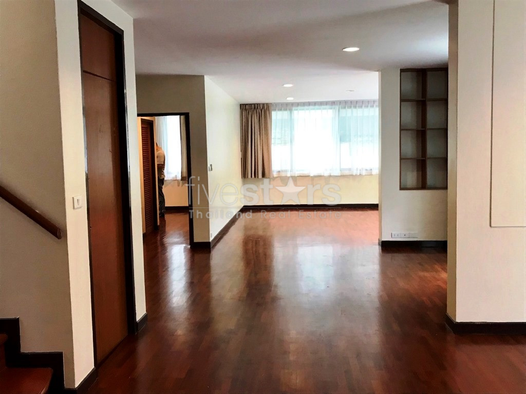 Maison de 5 chambres dans un lotissement avec jardin à louer sur Thonglor, photo 7