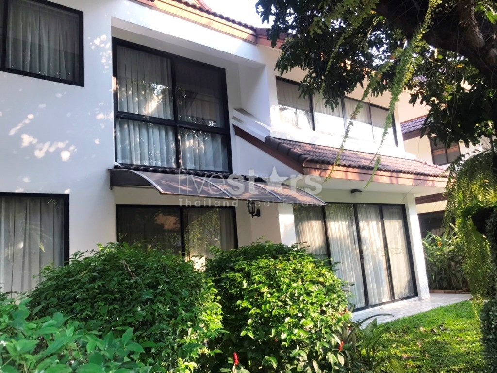 Maison de 5 chambres dans un lotissement avec jardin à louer sur Thonglor