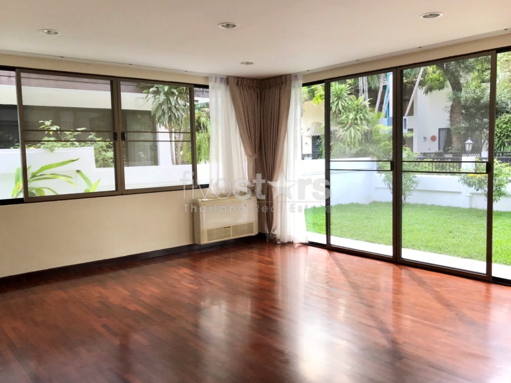 Maison de 5 chambres dans un lotissement avec jardin à louer sur Thonglor, photo 2