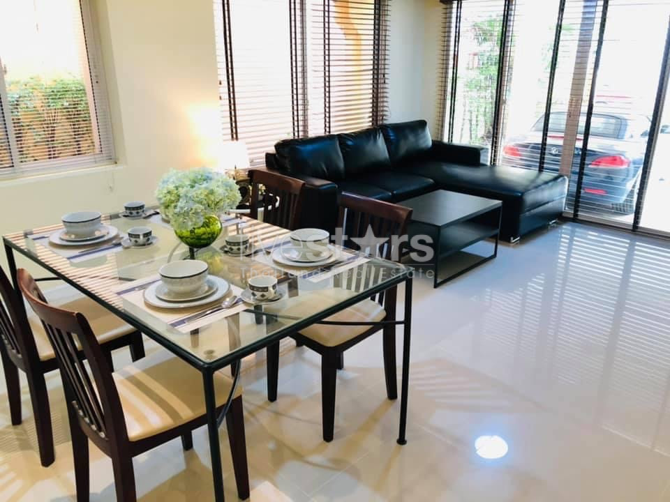 Maison de ville de 4 chambres à louer sur Phrom Phong, photo 2