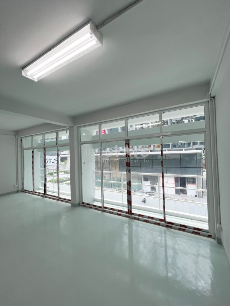 Immeuble commercial de 4 étages à louer près de la station Phrom Phong BTS, photo 5