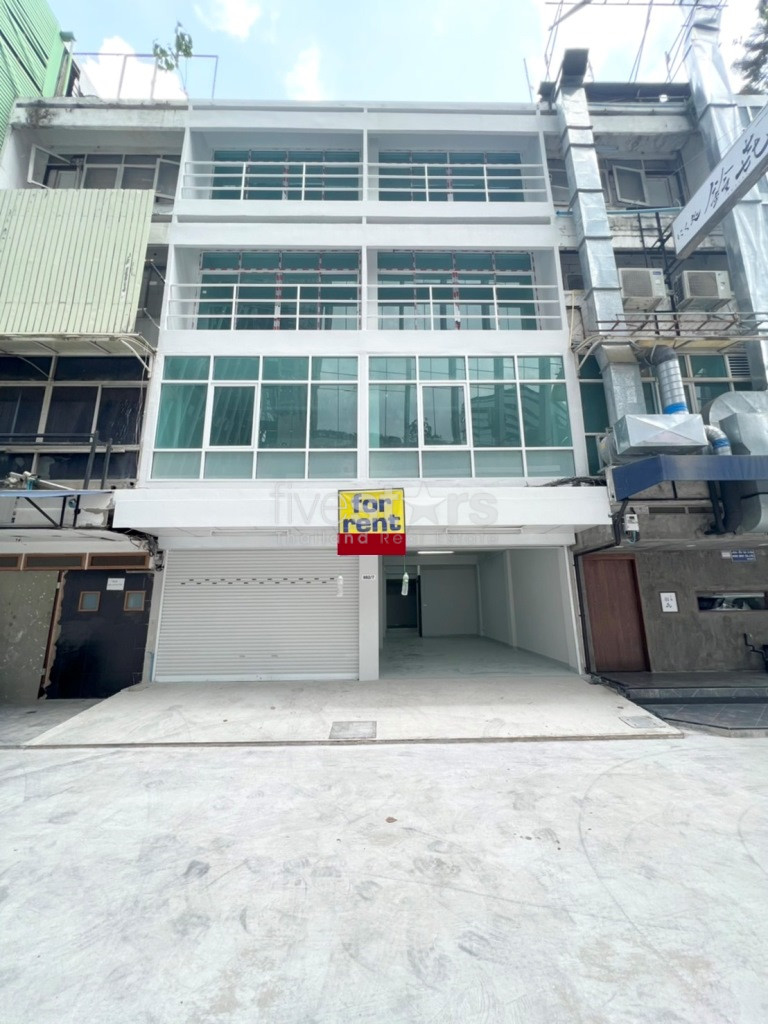 Immeuble commercial de 4 étages à louer près de la station Phrom Phong BTS