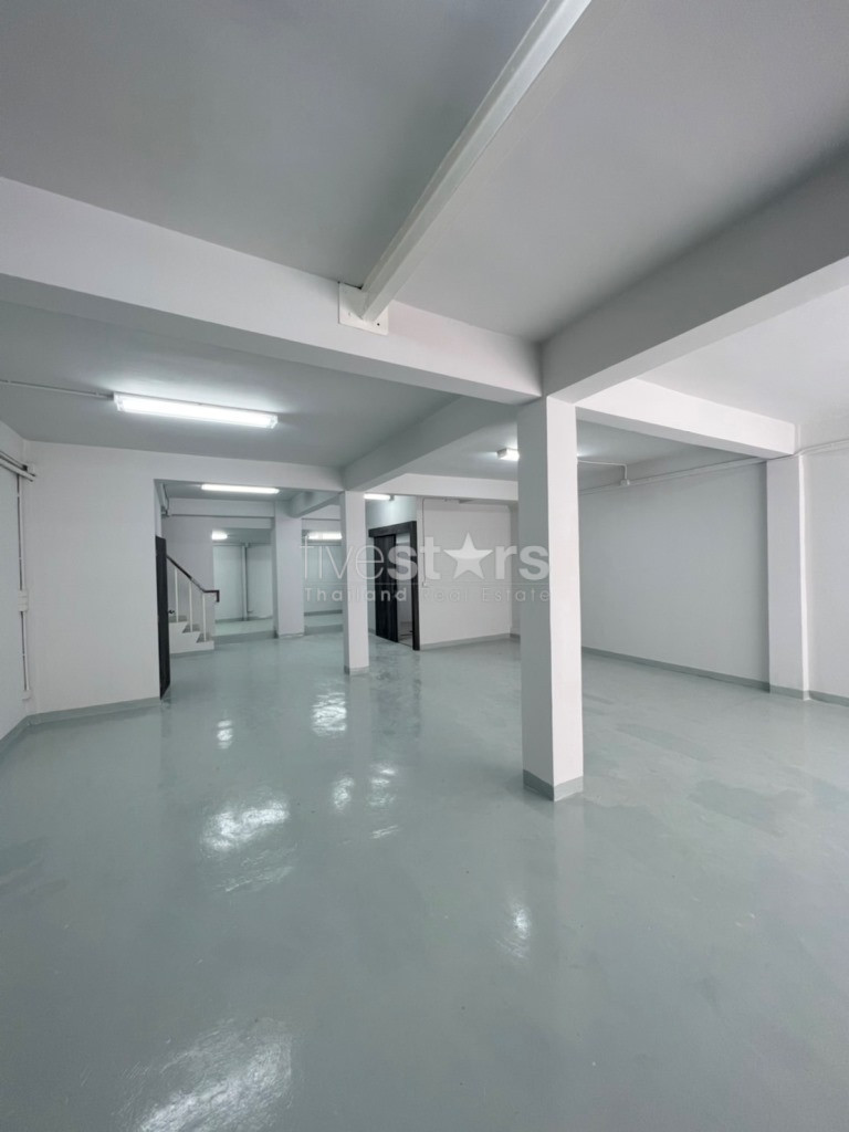 Immeuble commercial de 4 étages à louer près de la station Phrom Phong BTS, photo 2