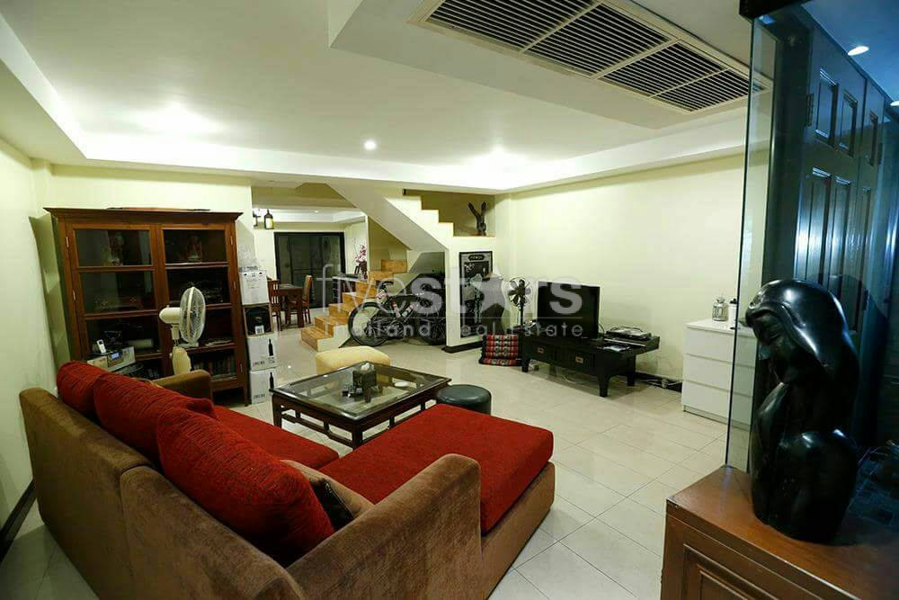 Maison de ville de 3 chambres à louer à proximité de la station BTS Thonglor