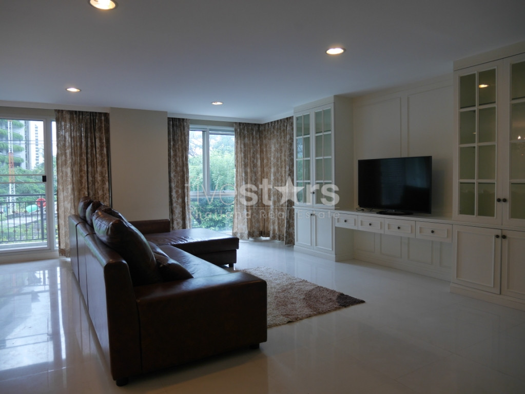 Condo de 3 chambres à côté du parc Benchasiri à louer