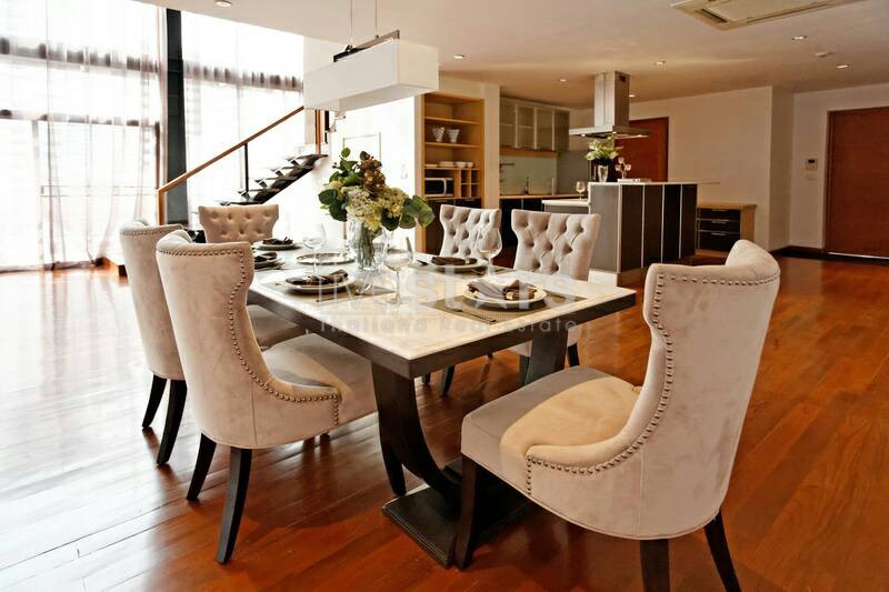 Duplex de 3 chambres à louer près du BTS Phrom Phong