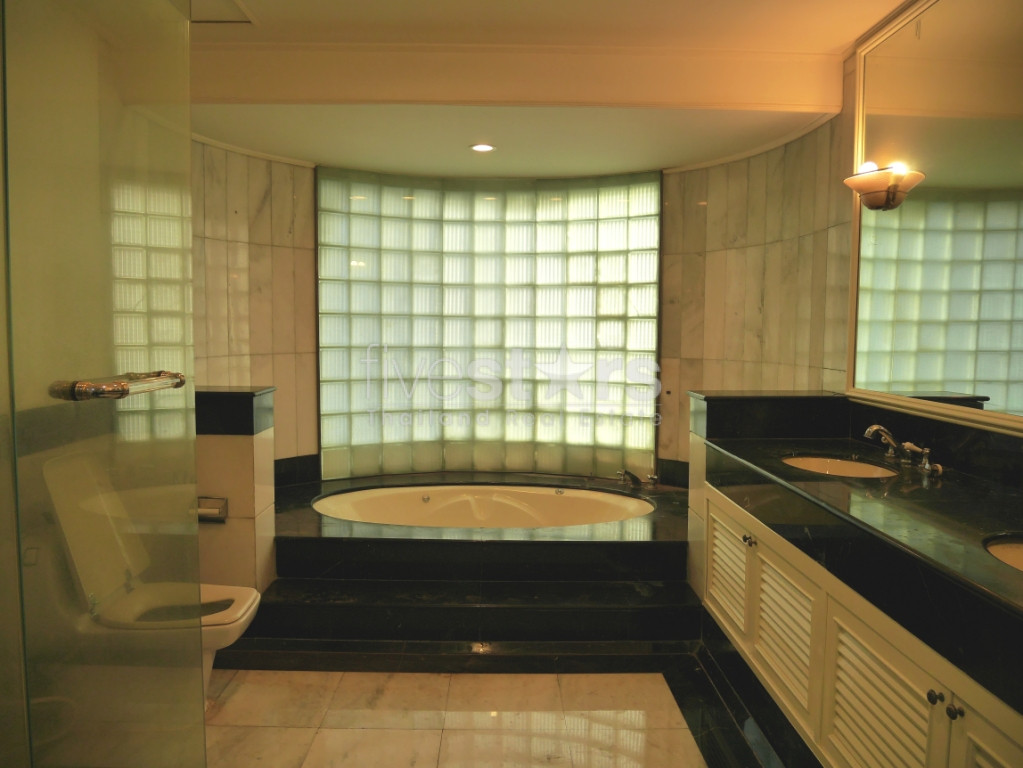 Immense condo de 4 chambres en duplex avec piscine privée à Phrom Phong, photo 16