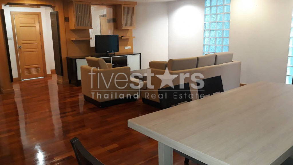 Grand appartement de 2 chambres à Thonglor