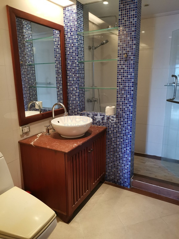 Spécieux condominium de 2 chambres avec grand balcon à louer à Phrompong, photo 18