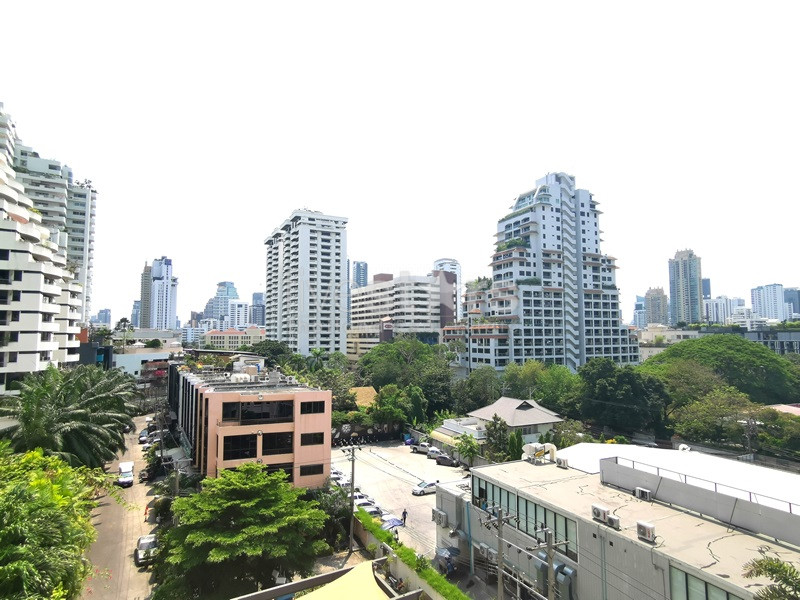 Spécieux condominium de 2 chambres avec grand balcon à louer à Phrompong, photo 14