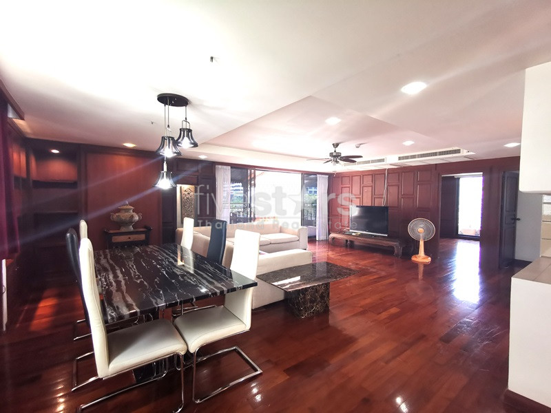 Spécieux condominium de 2 chambres avec grand balcon à louer à Phrompong, photo 2