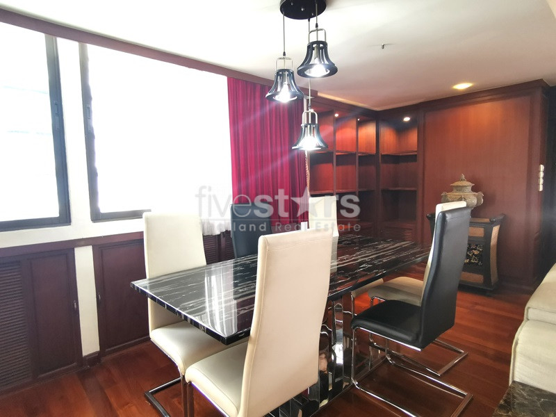 Spécieux condominium de 2 chambres avec grand balcon à louer à Phrompong, photo 4