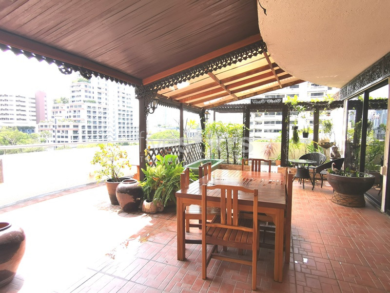 Spécieux condominium de 2 chambres avec grand balcon à louer à Phrompong