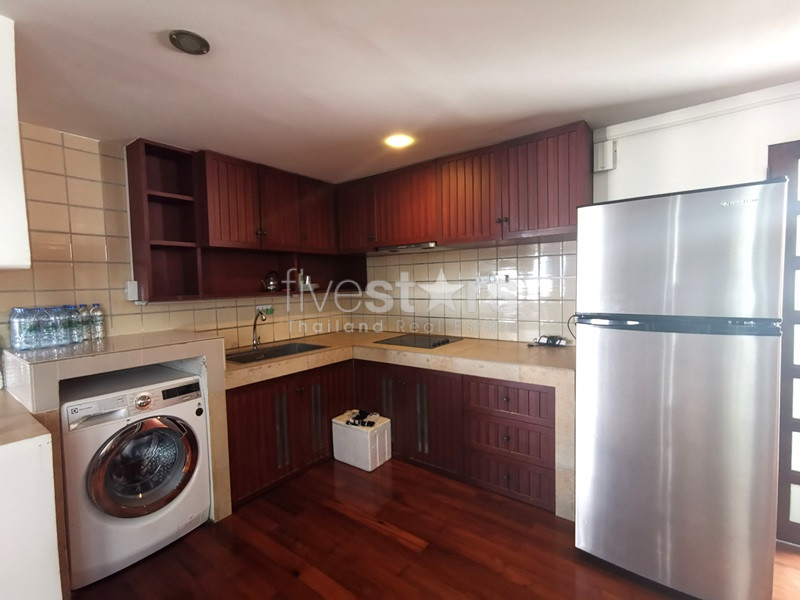 Spécieux condominium de 2 chambres avec grand balcon à louer à Phrompong, photo 10