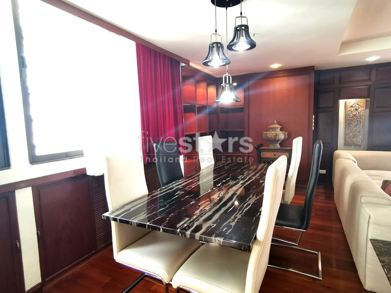 Spécieux condominium de 2 chambres avec grand balcon à louer à Phrompong, photo 5