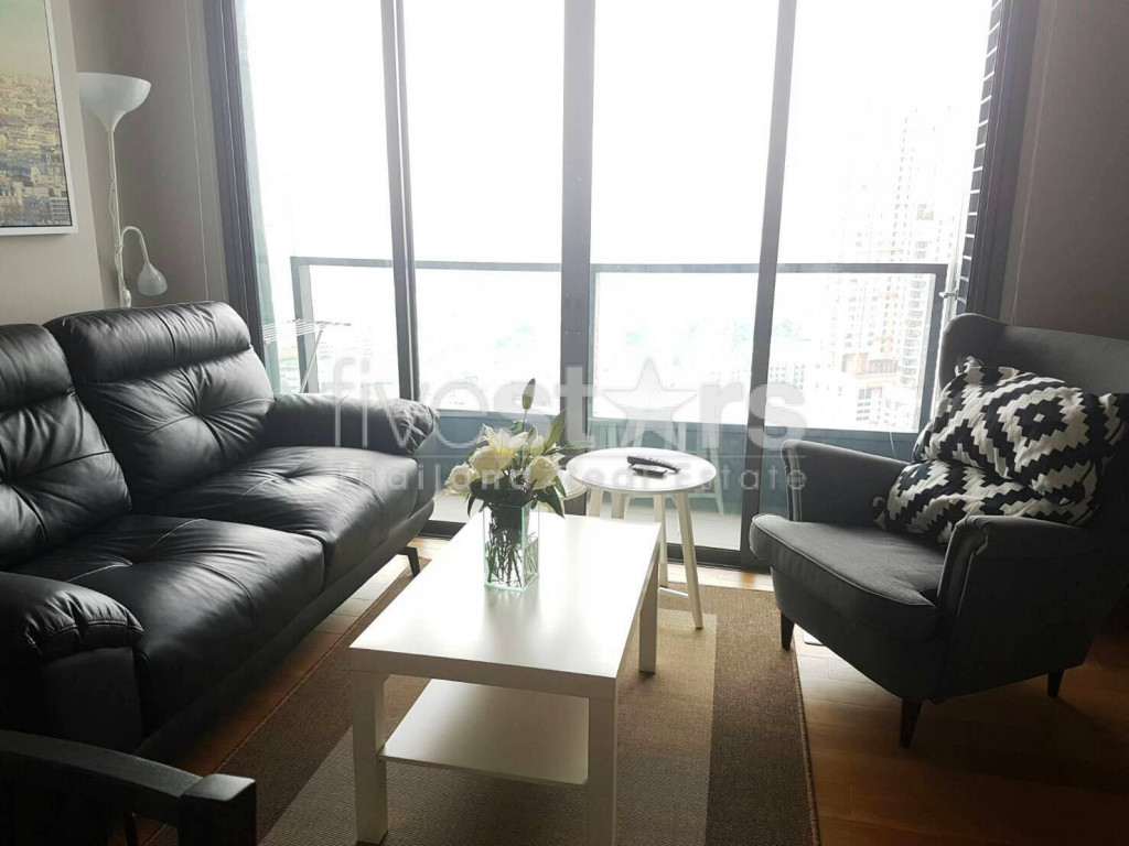 Appartement de 2 chambres à louer près du BTS Phromphong.