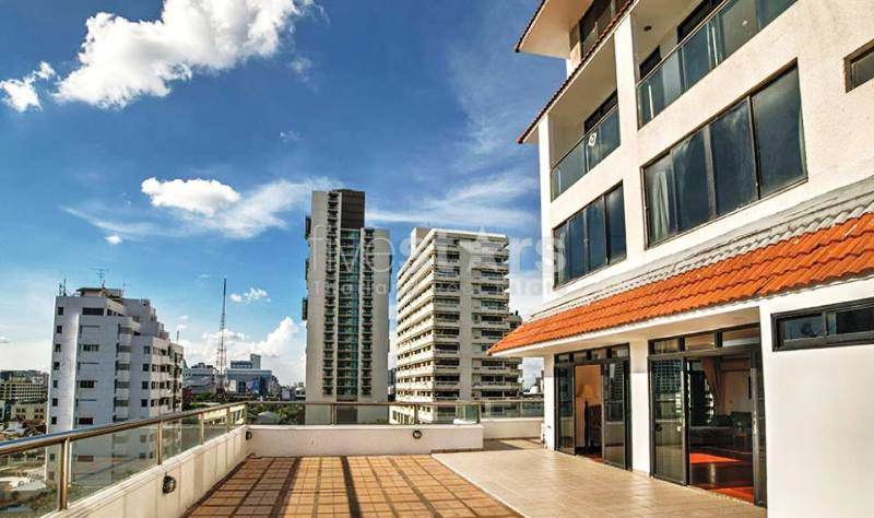 Condo large 2 bedrooms for rent in Phomphong