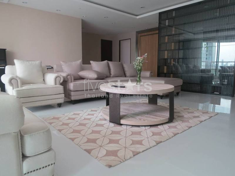 4 bedrooms condo for sale in Phromphong