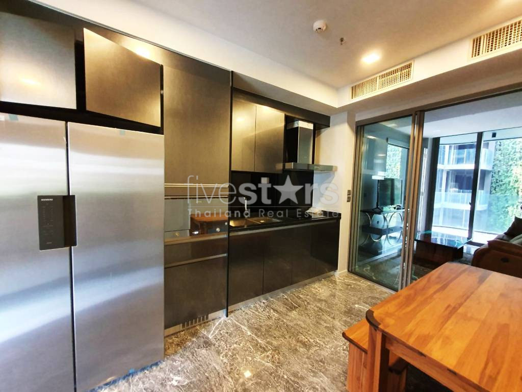 Condo neuf de 2 chambres à louer à Phromphong