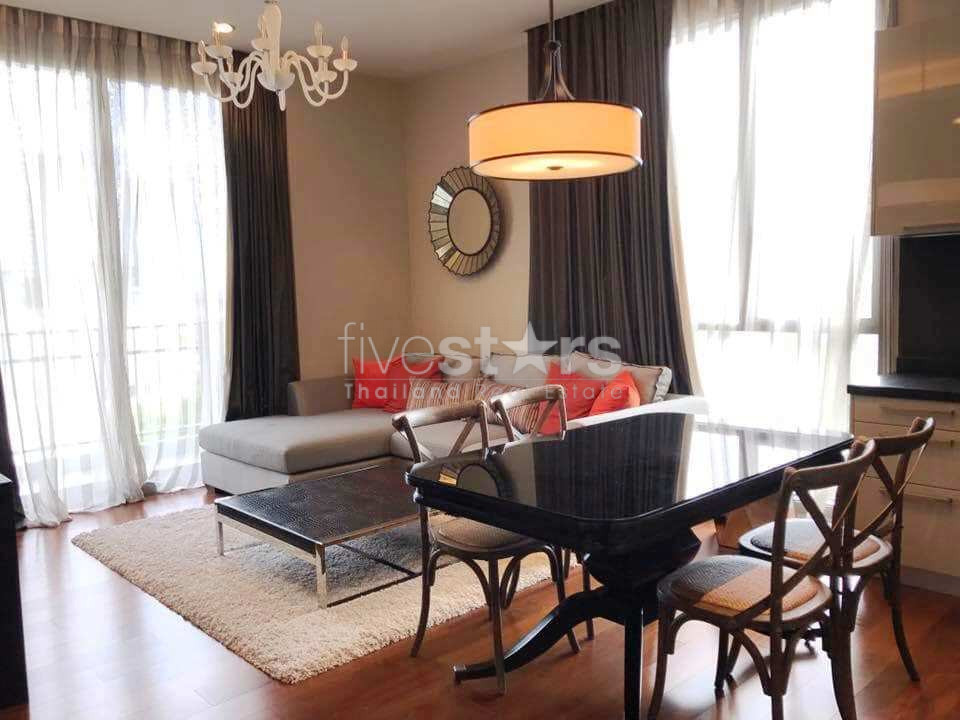 Corner unit 2 bedrooms condo for rent in Thonglor