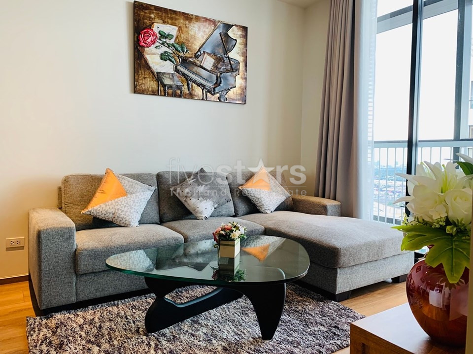 High floor unit 2 bedrooms condo for rent near BTS Phromphong