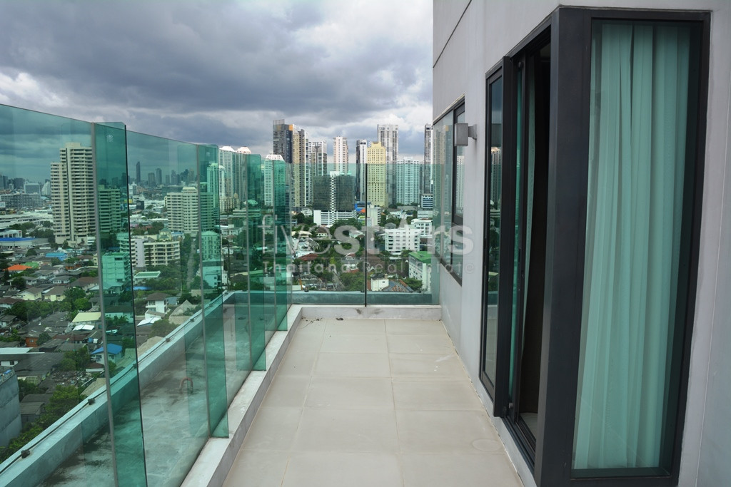 Appartement 2 chambres en étage élevé à vendre proche BTS Thonglor