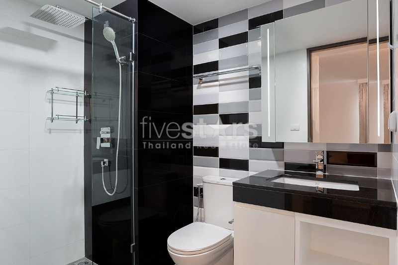 Appartement moderne de 2 chambres à louer près de la station de BTS Phrompong, photo 7