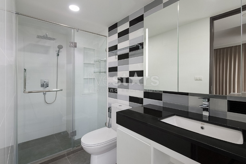 Appartement moderne de 2 chambres à louer près de la station de BTS Phrompong, photo 6