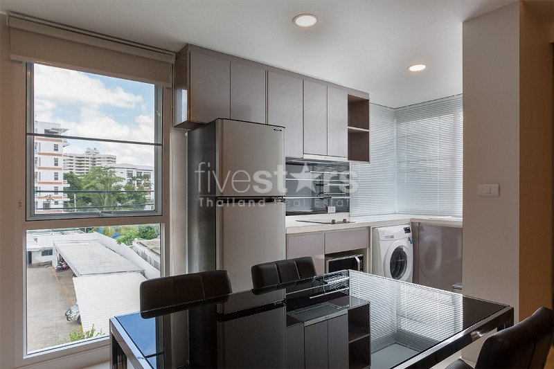Appartement moderne de 2 chambres à louer près de la station de BTS Phrompong, photo 2