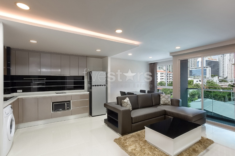 Appartement moderne et spacieux de 2 chambres à louer tout près de la station de BTS Phrompong