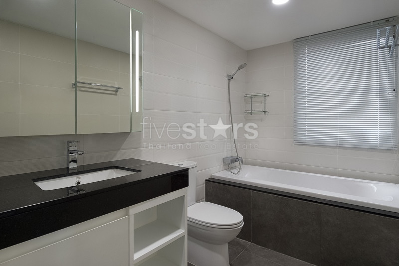 Appartement moderne et spacieux de 2 chambres à louer tout près de la station de BTS Phrompong, photo 4