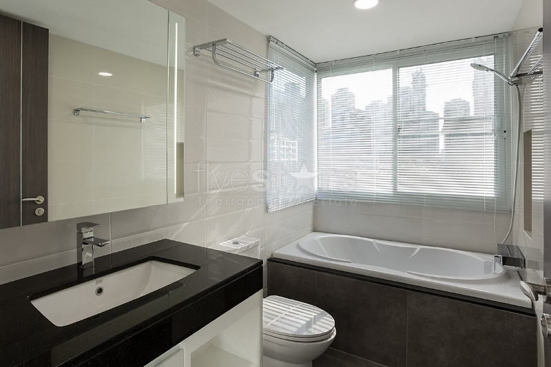 Appartement de 3 chambres à louer près de la station de BTS Phrompong, photo 8