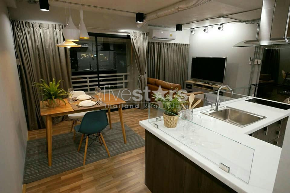 Appartement en Duplex style loft de 2 chambres à louer à Thonglor