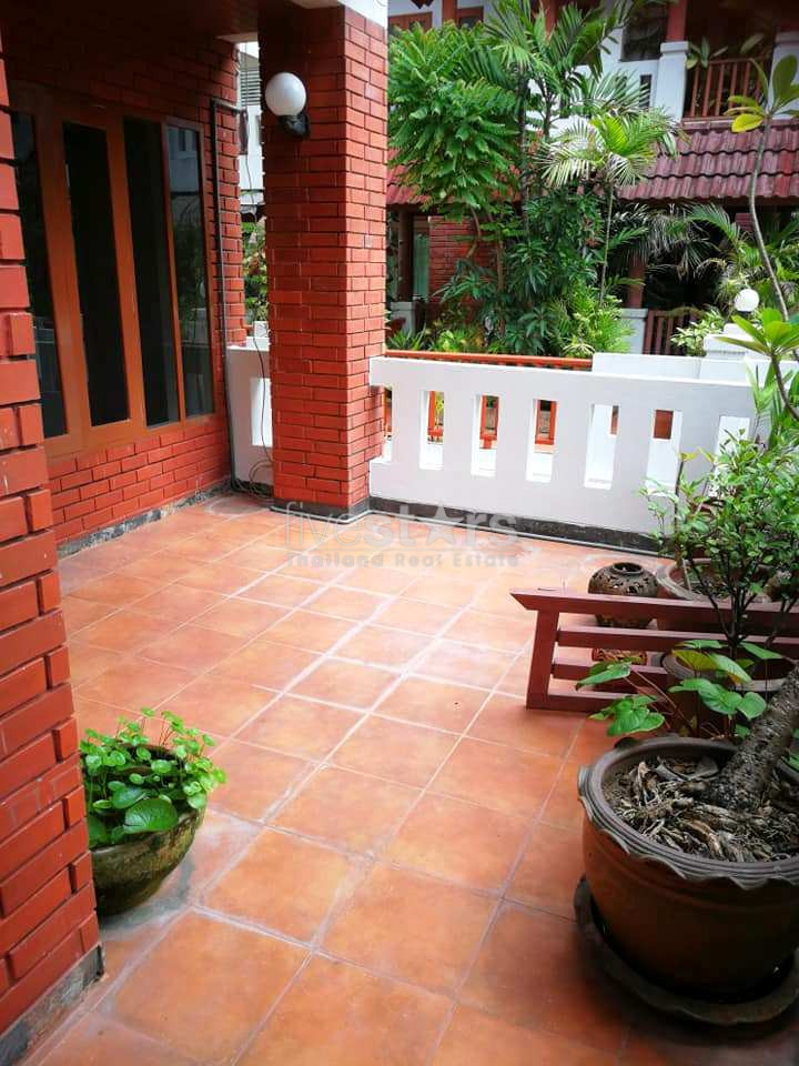 Townhouse spacieuse à louer au sein d'une résidence privée dans le quartier de Phromphong, photo 2