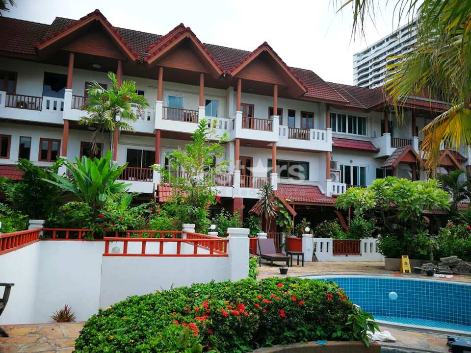 Townhouse spacieuse à louer au sein d'une résidence privée dans le quartier de Phromphong