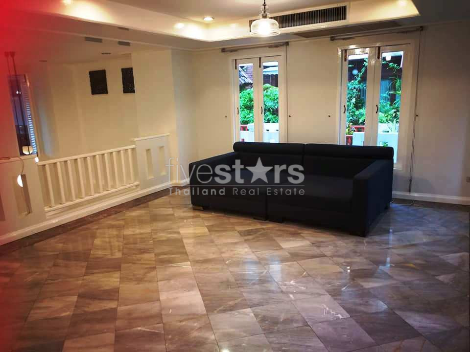 Townhouse spacieuse à louer au sein d'une résidence privée dans le quartier de Phromphong, photo 6