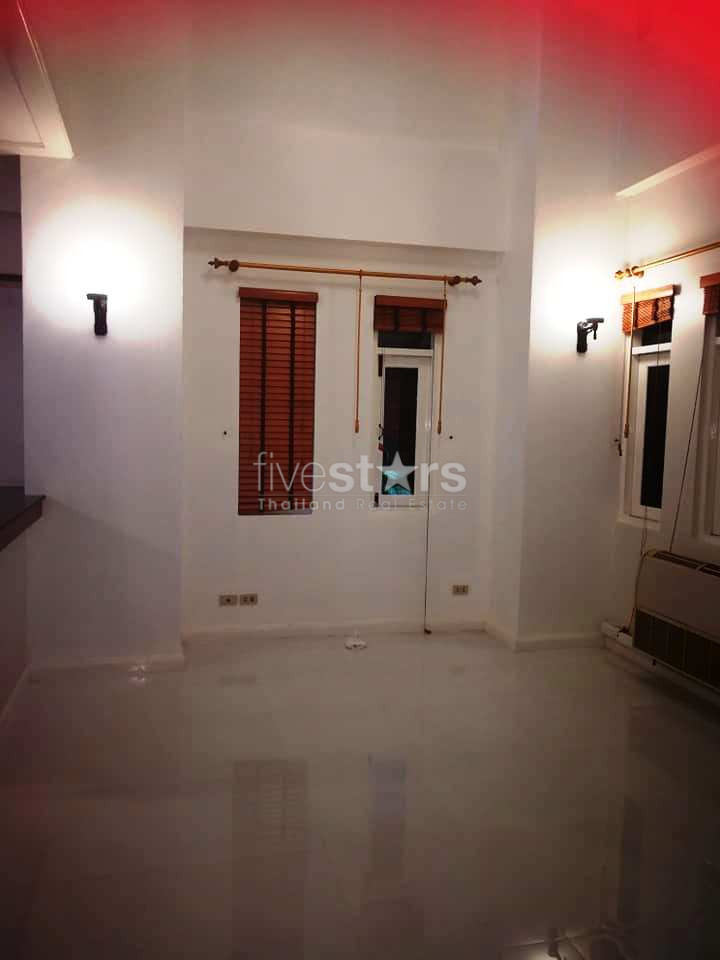 Townhouse spacieuse à louer au sein d'une résidence privée dans le quartier de Phromphong, photo 10