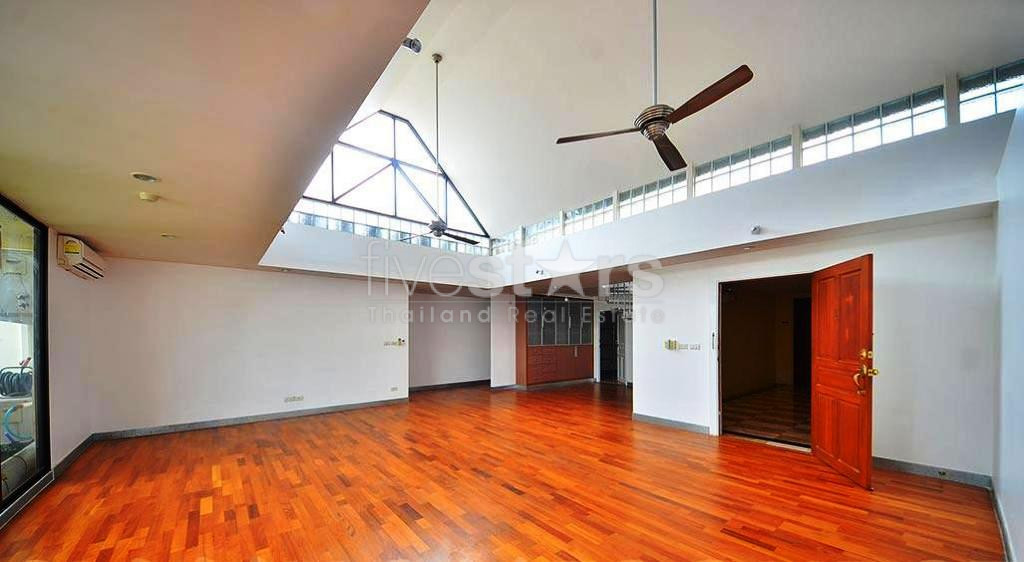Appartement spacieux de 3 chambres à louer près de la station de BTS Phrompong, photo 10