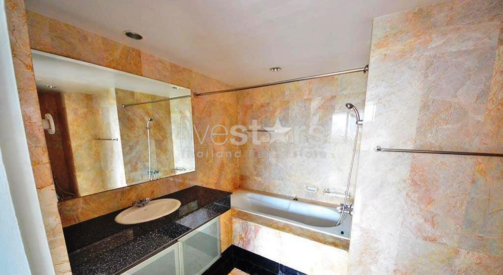 Appartement spacieux de 3 chambres à louer près de la station de BTS Phrompong, photo 14