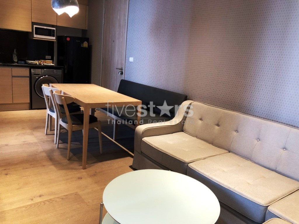 Appartement de deux chambres à louer près du BTS Phromphong