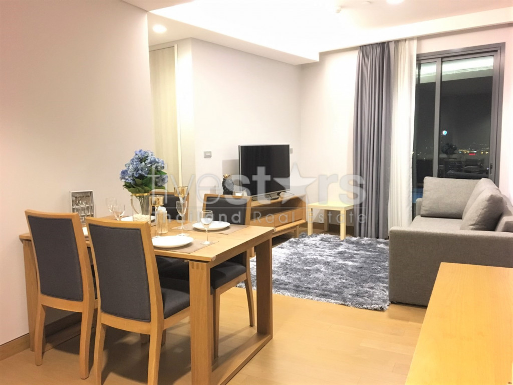 Condominium de deux chambres à louer près du BTS Phromphong