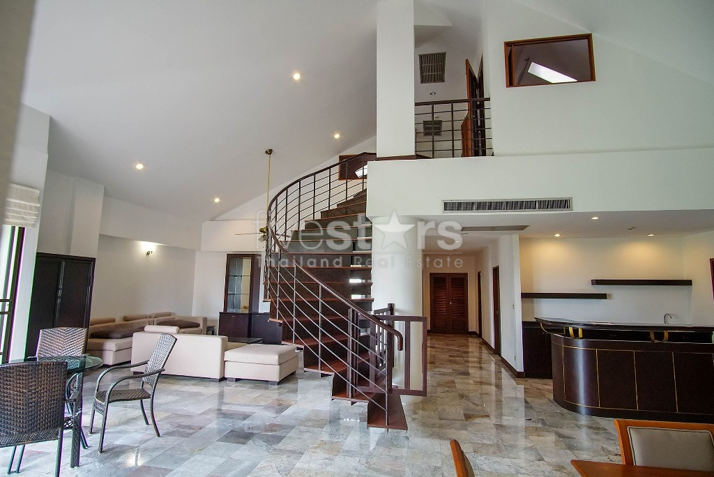 Unique appartement en Duplex de 4 chambres à louer près du BTS Phromphong, photo 2